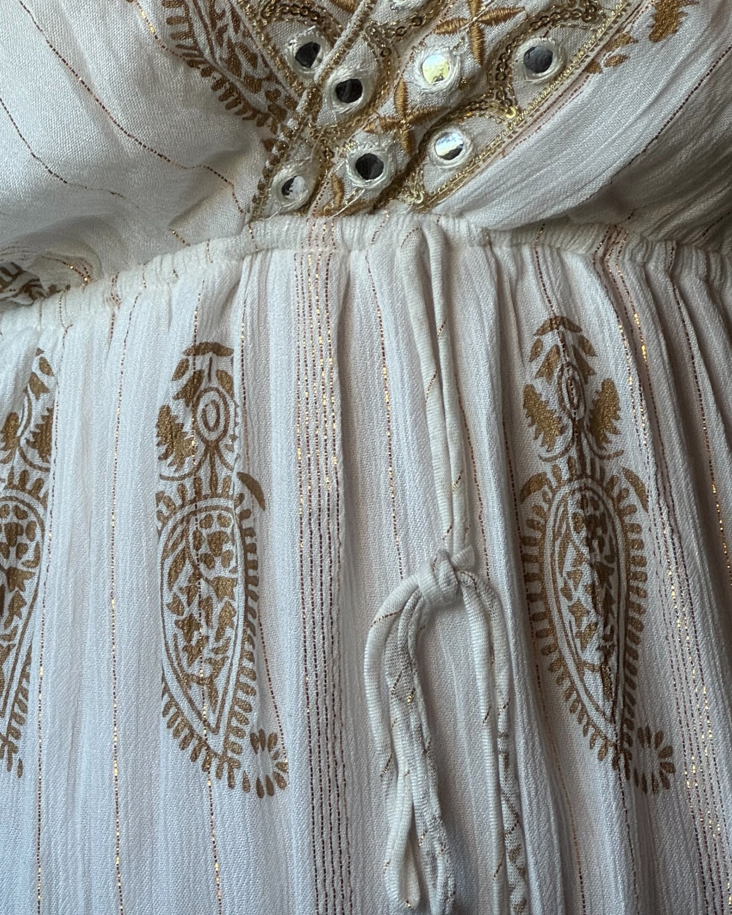 Robe blanche à motifs dorées ￼